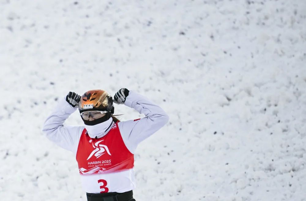 斯洛伐克自由式滑雪选手奋勇夺冠