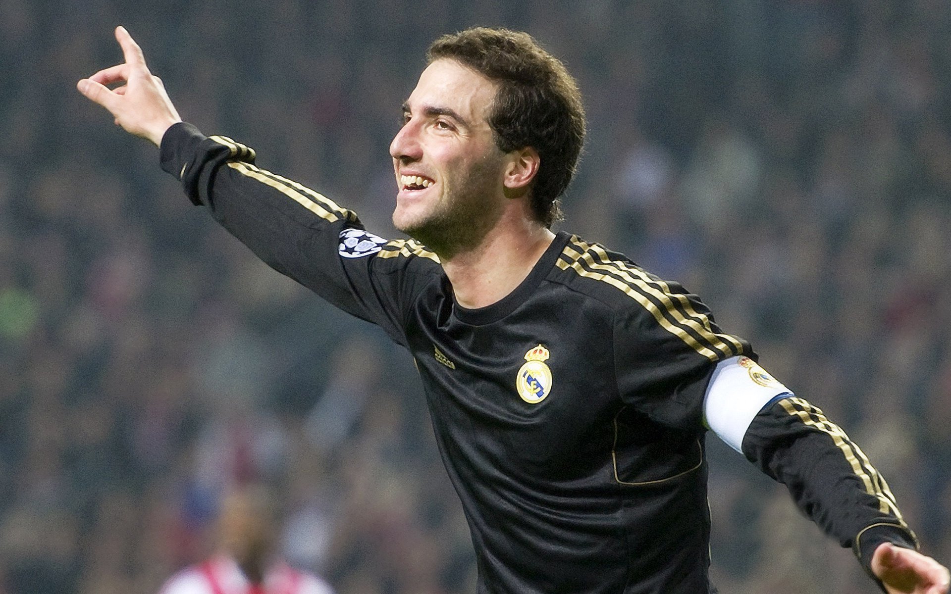 伊布赛后谦逊发言登热搜，莱比锡鏖战密尔沃基雄鹿引发热议